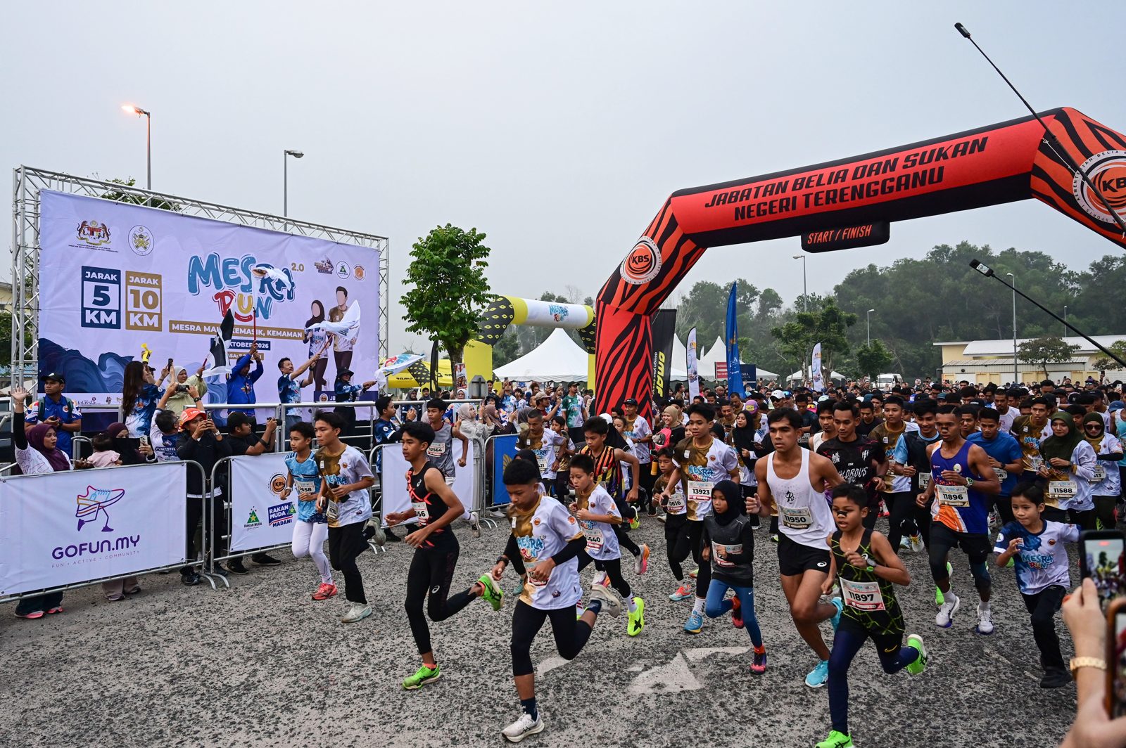 Runners of all ages set off at Mesra Run 2.0 at Mesra Mall, Kemasik, Terengganu