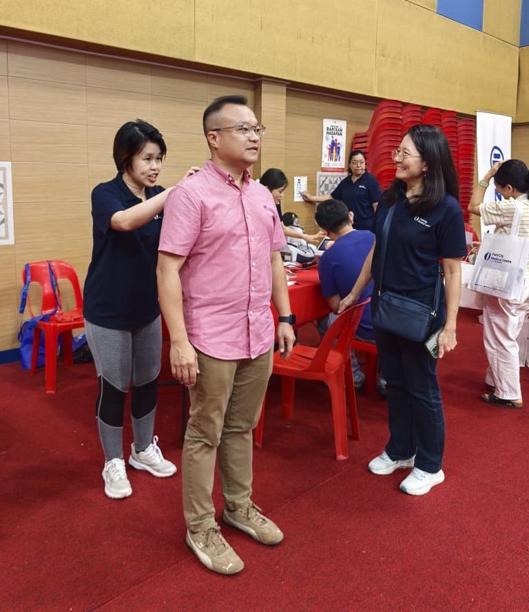 YB Yew Jia Haur taking a posture screening by ParkCity Medical Centre staff