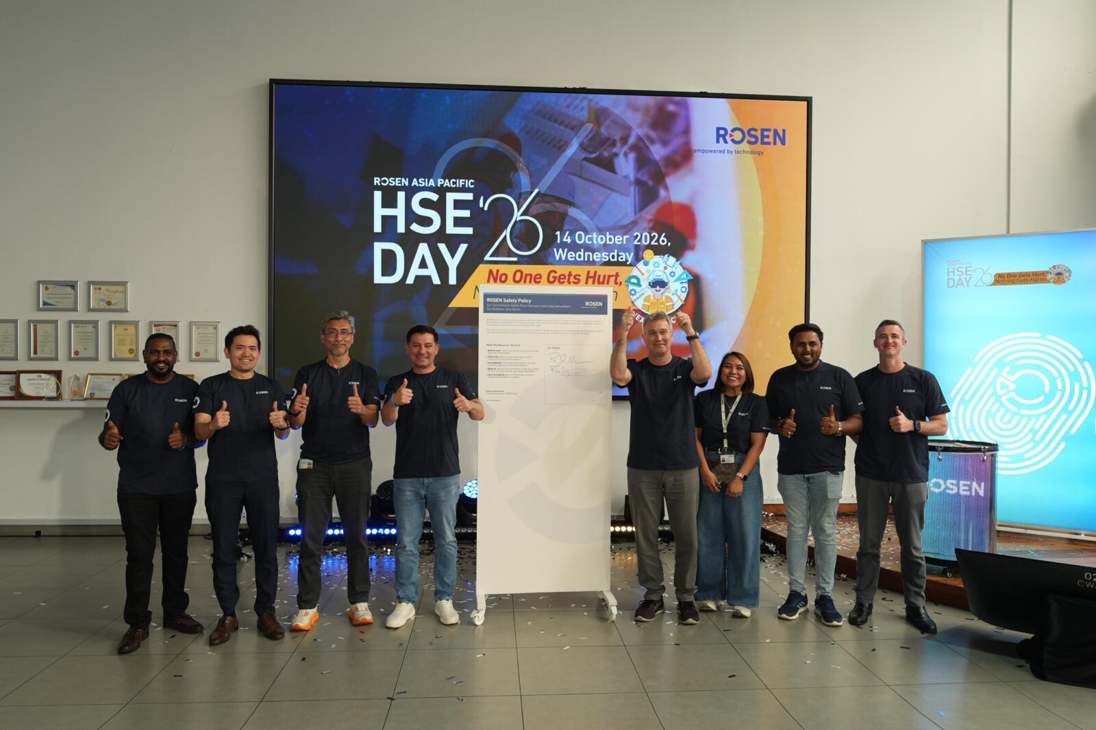 ROSEN Asia Pacific leaders with the signed ROSEN Safety Policy at HSE Day 2026