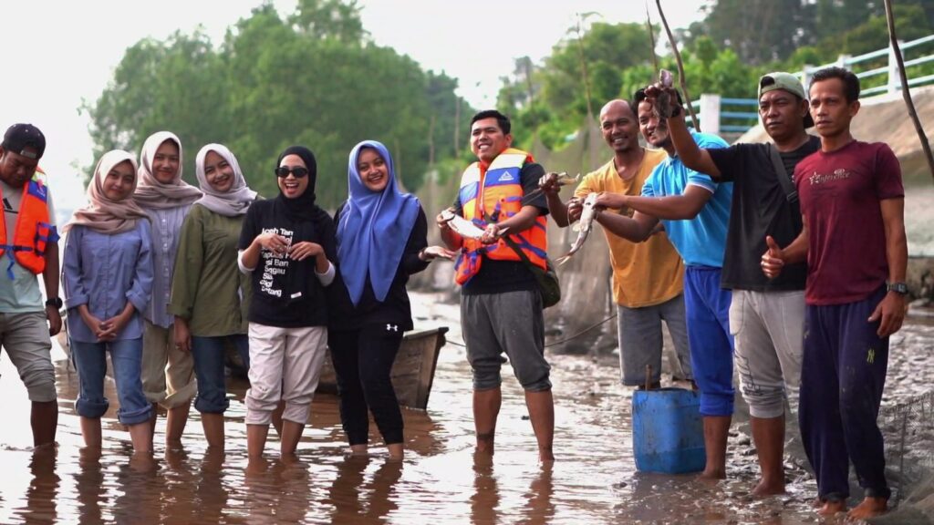 Siak Eco Wonders visitors with local fishermen and their catch on the Siak River