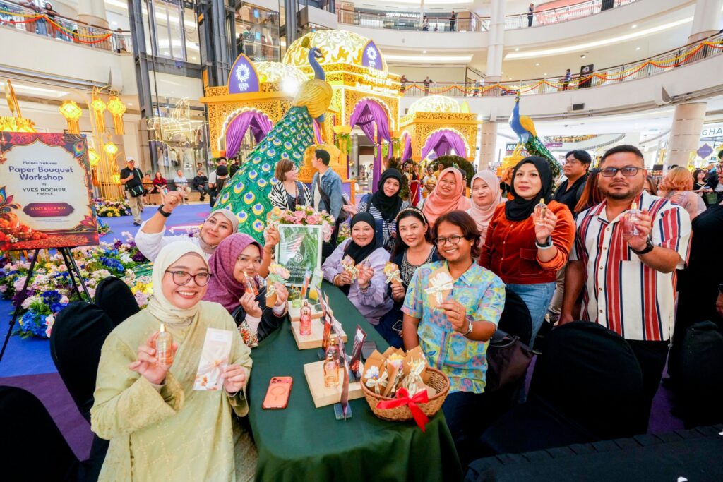 Participants at the Yves Rocher Pleines Natures Paper Bouquet Workshop at Suria KLCC